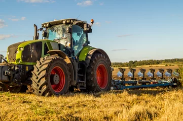 Fotobehang Landbouw ploegende tractor op tarwegraanvelden © Rob Rye