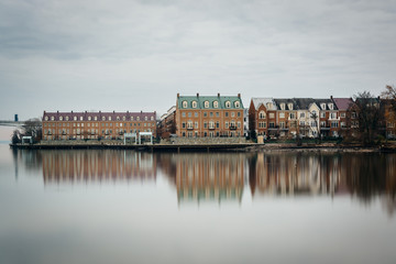 Fototapeta premium Apartment buildings along the Potomac River waterfront, in Alexa