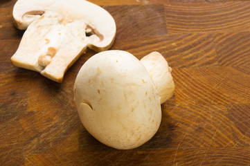 champignons on wooden background
