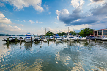 Fototapeta na wymiar Boats docked on the Potomac River waterfront, in Alexandria, Vir