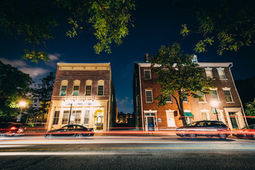 Naklejka premium Buildings on Fairfax Street at night, in the Old Town of Alexand