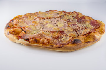 вкусная пицца с  кусочками  салями и кусочками моцареллы. 