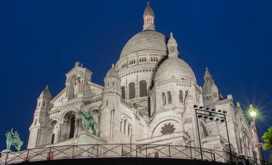 Obraz premium The basilica Sacre Coeur at night, Paris, France.