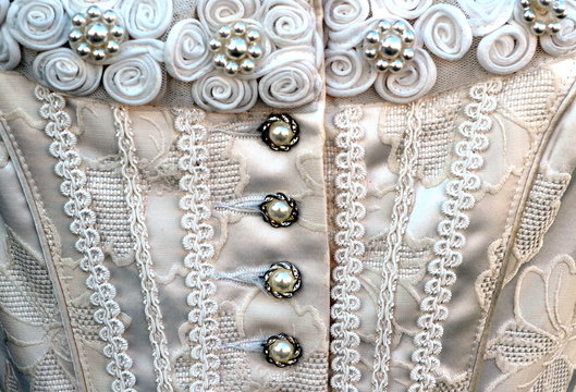 Knopfleister am Kleid
