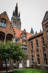 Obraz premium Ancien hôpital Saint-Jean et église Notre-Dame à Bruges