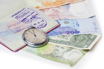 Reisepass, Uhr und Banknoten