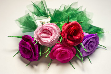 Бумажный букетик из пяти роз