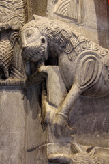 Fototapeta na wymiar leone; scultura del portale della cappella di Castel Tirolo