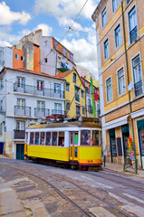 Fototapeta na wymiar Lisbonne, Tramway dans le quartier de l'Alfama