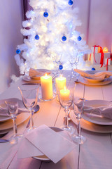 Christmas table setting with blue and white decoration