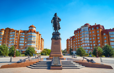 ASTRAKHAN,RUSSIA-SEPTEMBER 17,2016:Monument to Peter the Great on the waterfront Astrakhan - obrazy, fototapety, plakaty