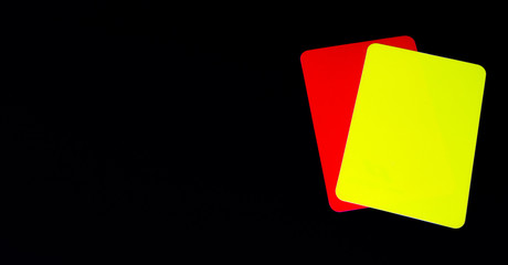 Gelbe und rote Karte mit schwarzem Hintergrund.
