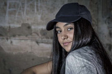 Moda con estilo swag. Chica joven posando con visera. Sesión con modelo dentro de un castillo.