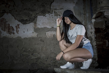 Moda con estilo swag. Chica joven posando con visera. Sesión con modelo dentro de un castillo.