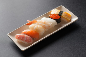 寿司、和食、日本食、マグロ、サーモン、ホタテ、エビ、イクラ、卵