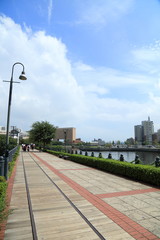 晴れた日の横浜・みなとみらい地区の汽車道
