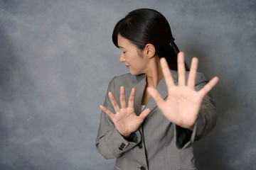 ストップのジェスチャーをする女性