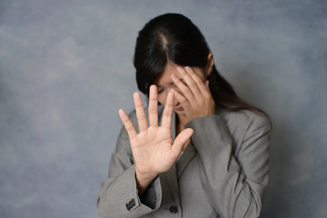 撮影拒否する女性