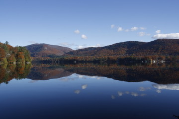 Fototapeta na wymiar Fall foliage Lake Dunmore, Vermont