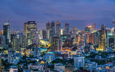 Fototapeta na wymiar Bangkok sky line with huge park before sunset