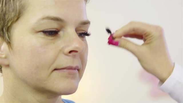 Combing women new long eyelashes 4K