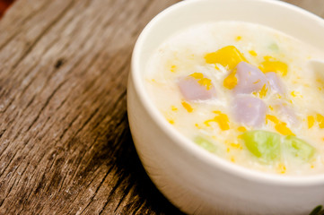 Thai Dessert, BUA Loi three colors with two eggs. .. BUA Loi Put the eggs, the more tasty, floating Lotus three colors with two eggs