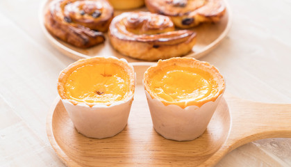 egg tart on plate