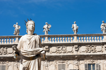 Obraz premium Piazza delle Erbe, statue of Madonna Verona in Verona, Veneto, Italy