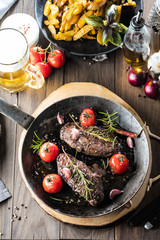 Steak Gericht mit kartofeln und bier