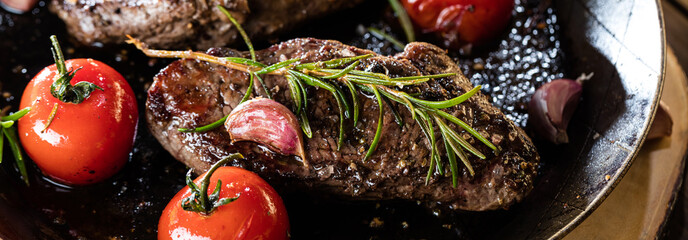 Steak Gericht mit kartofeln und bier