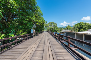 Obraz premium Wooden bridge over the river (Mon Bridge) in Sangkhlaburi District, Kanchanaburi, Thailand.