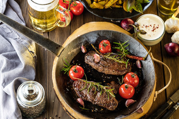 Steak Gericht mit kartofeln und bier