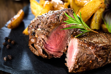 Steak Gericht mit kartofeln und bier