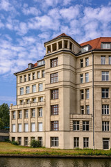 Fototapeta na wymiar Unter Denkmalschutz: Historisches Verwaltungsgebäude an der Neuköllner Sonnenbrücke