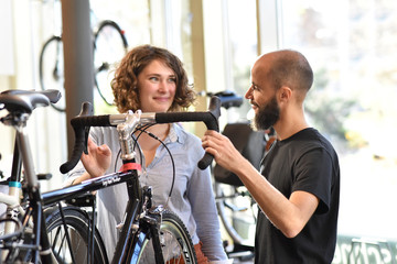 Verkäufer und Frau im Fahrradladen - Verkaufsgespräch // Seller and woman in bicycle shop - sales...