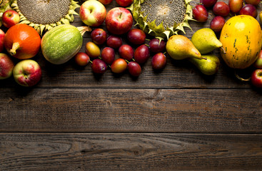 Jesienne owoce na drewnianym tle