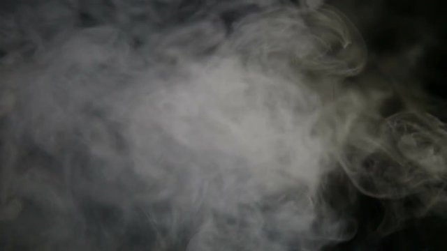 Fumo reale prodotto da macchina del fumo con sfondo nero. Slow Motion. Colorabile in post produzione.
