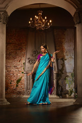 Naklejka premium Beautiful young woman in traditional indian clothing