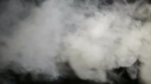 Reale fumo bianco proveniente dalla macchina del fumo su uno sfondo nero. Modificabile e colorabile.