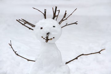 Schneemann Schneefrau mit Stöcken im Winter