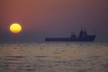 Fototapeta premium Ship at Dawn
