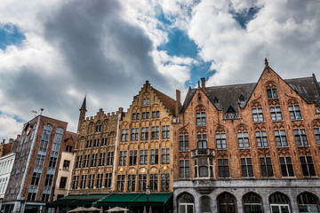 Fototapeta na wymiar Immeubles de Grand-place de Bruges la Venise du Nord