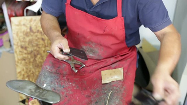 Calzolaio al Lavoro nella sua bottega artigianale. 