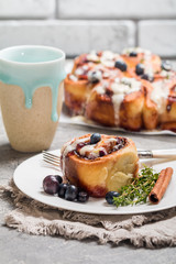 Cinnamon buns with lemon, blueberry and thyme