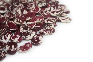 mucchio di fagioli piatti bianchi e rossi isolati su sfondo bianco