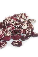 mucchio di fagioli piatti bianchi e rossi isolati su sfondo bianco