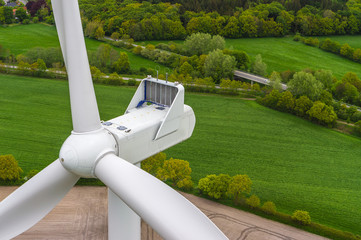 Luftbild und Nahaufnahme einer Windenergieanlage