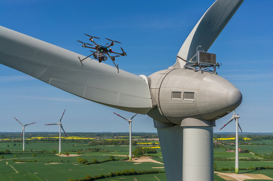 Drohne bei Wartung und Inspektion einer Windenergieanlage Luftbild