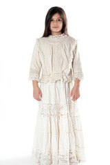 Junges, dunkelhaariges, Mädchen in historischem Kleid vor weißem Hintergrund