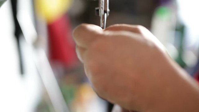 Calzolaio al Lavoro nella sua bottega artigianale. Cucitura suola scarpa da uomo. 